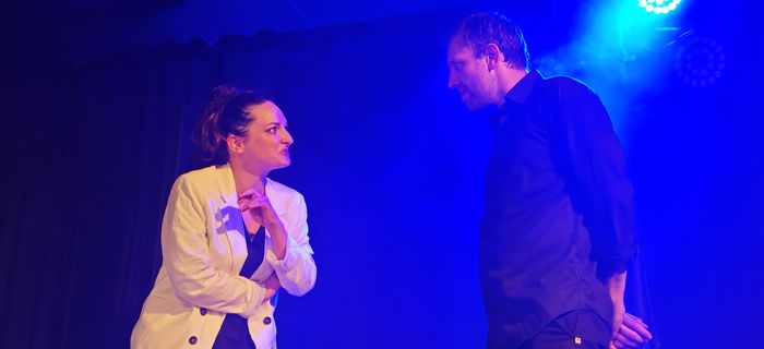 Alice Gabrielle et Tom Phenix sur scène dans Pied de Biche