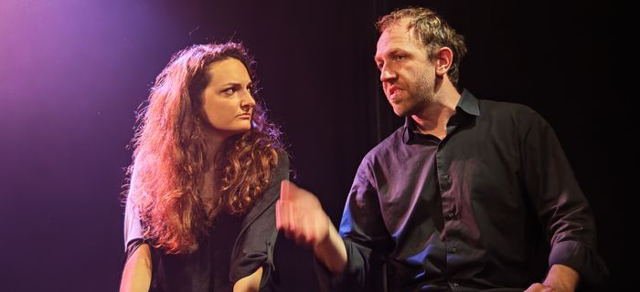 Alice Gabrielle et Tom Phenix en pleine scène dans Pied de Biche