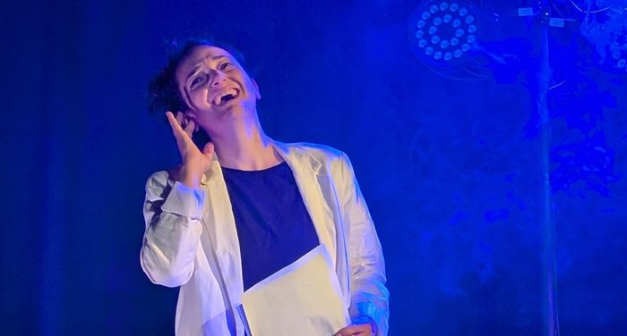Alice Gabrielle dans une scène du spectacle Pied de Biche